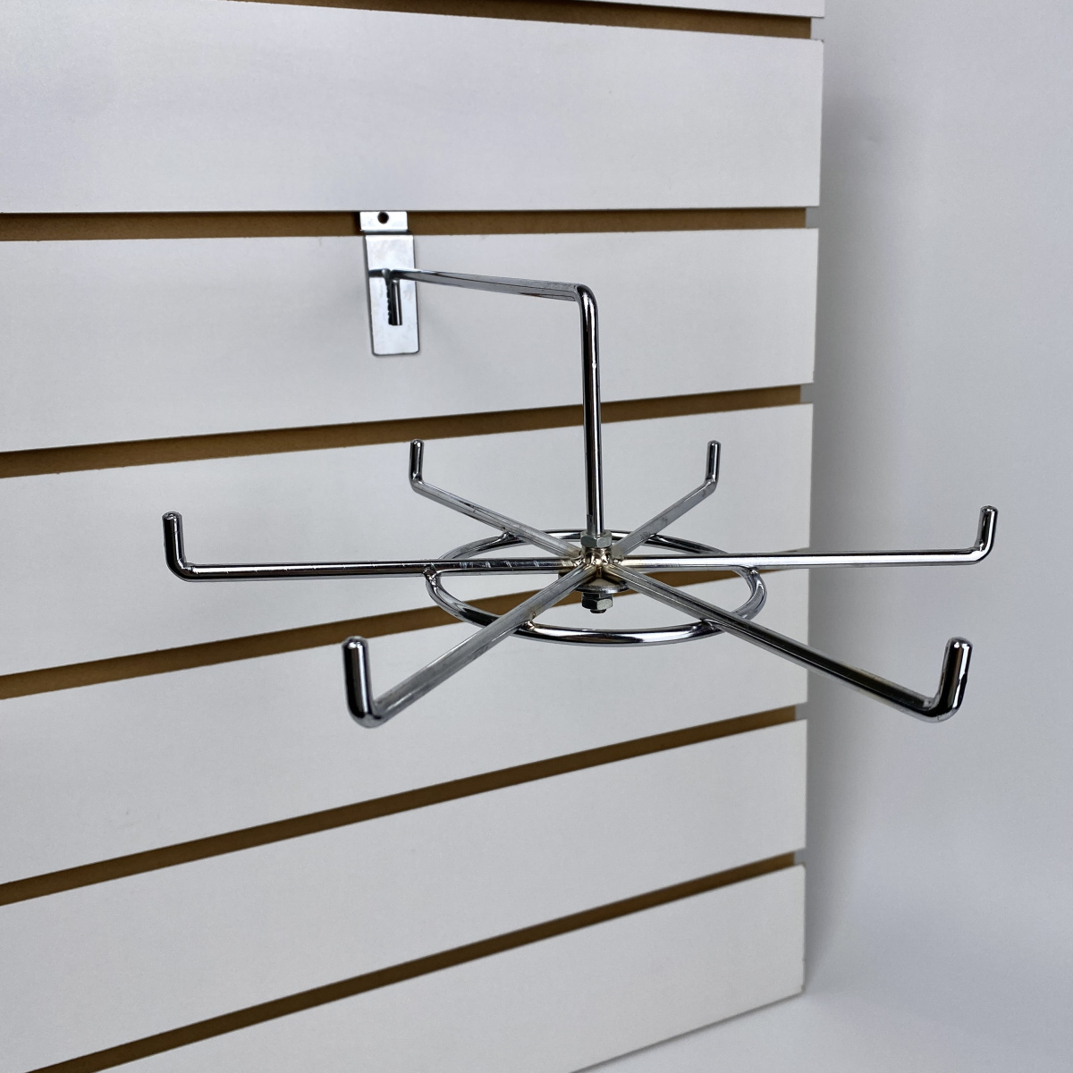 vrashchayushchayasya-veshalka-karusel-na-ekonompanel-khrom-0