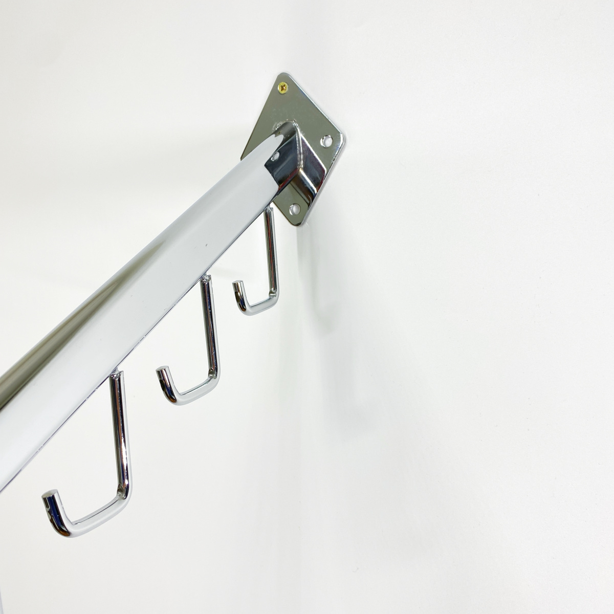 kronshteyn-na-stenu-naklonnyy-s-5-kryuchkami-l-300mm-khrom-3