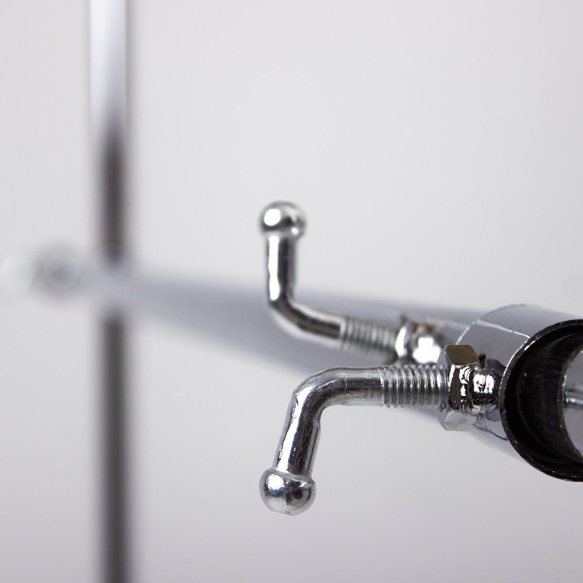 veshalo-p-obraznoe-2-perekladiny-l-1200-2100mm-h-2000mm-khrom-2