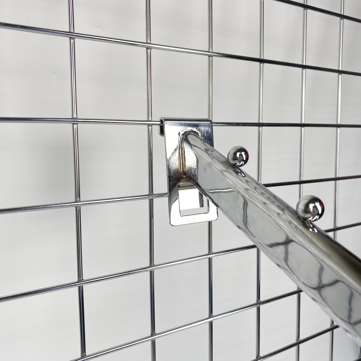 kronshteyn-na-setku-naklonnyy-7-sharikov-l-400mm-khrom-1