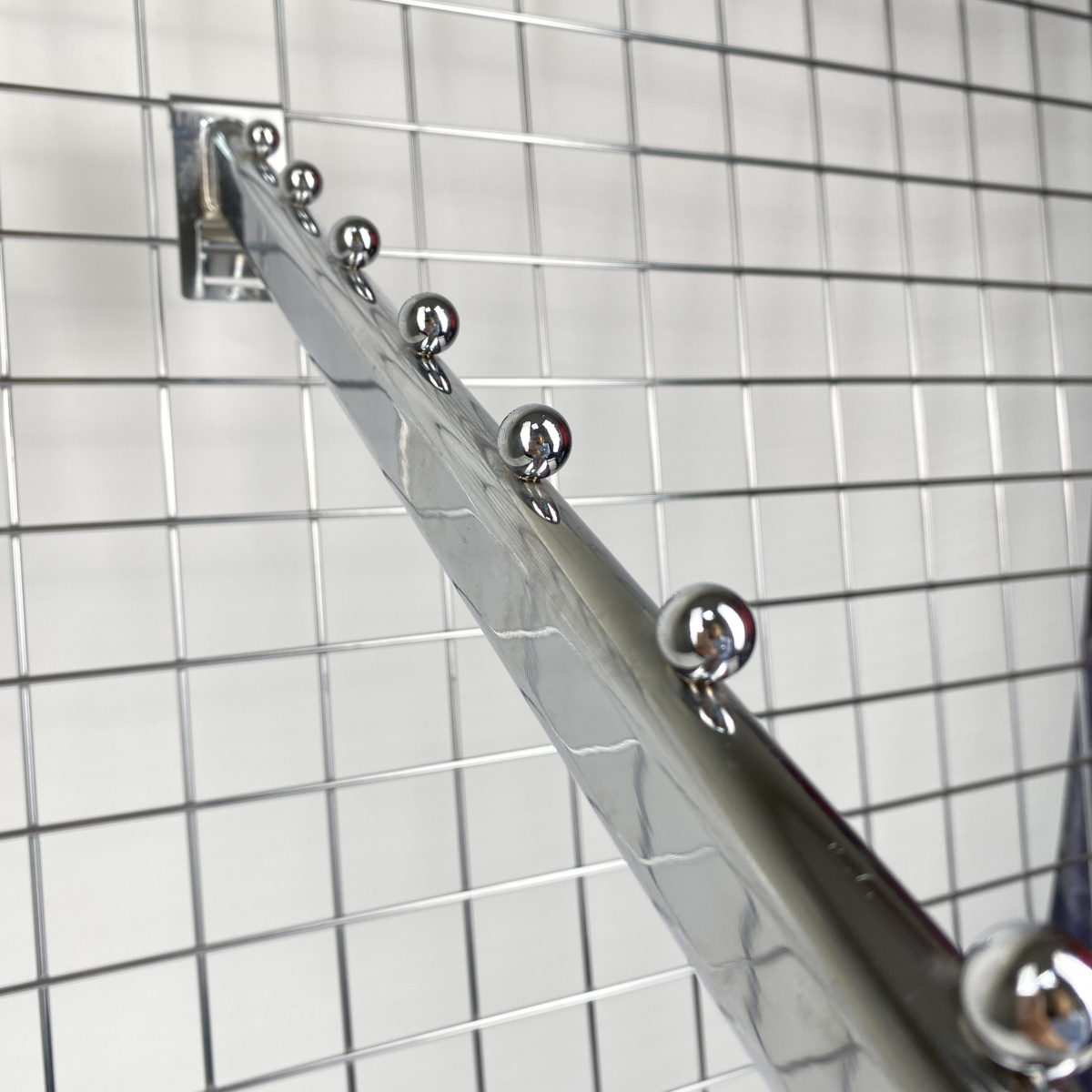 kronshteyn-na-setku-naklonnyy-7-sharikov-l-400mm-khrom-2