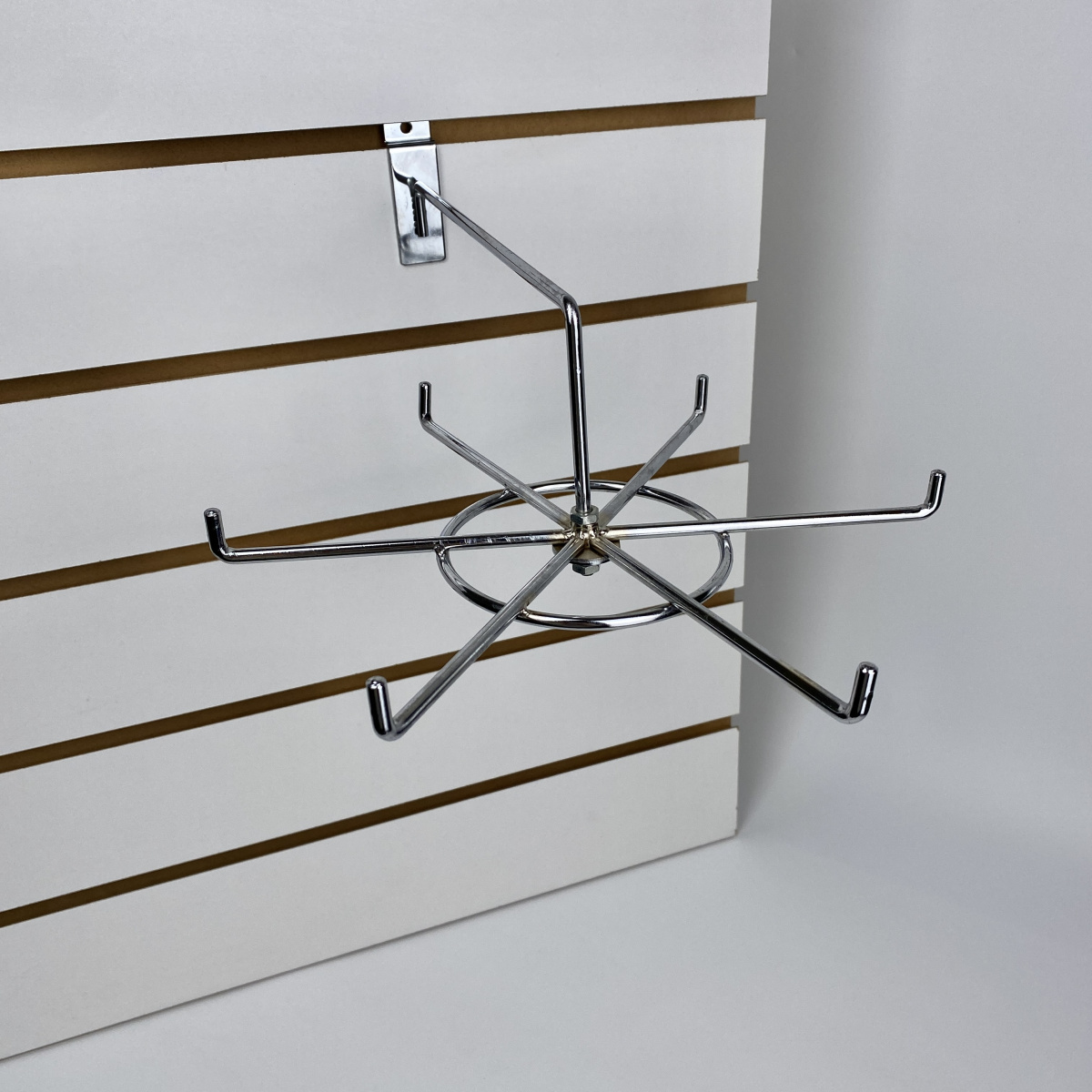 vrashchayushchayasya-veshalka-karusel-na-ekonompanel-khrom-2