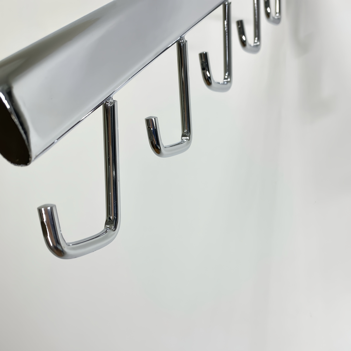 kronshteyn-na-stenu-naklonnyy-s-5-kryuchkami-l-300mm-khrom-4