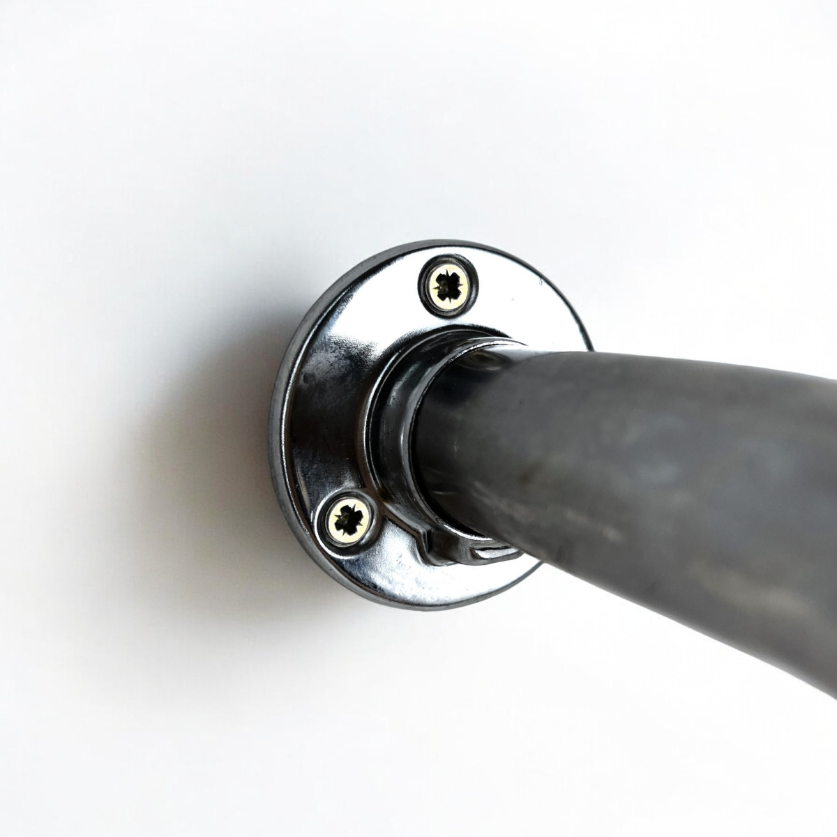 kronshteyn-na-stenu-naklonnyy-9-shtyrkov-l-400mm-khrom-ru02-2