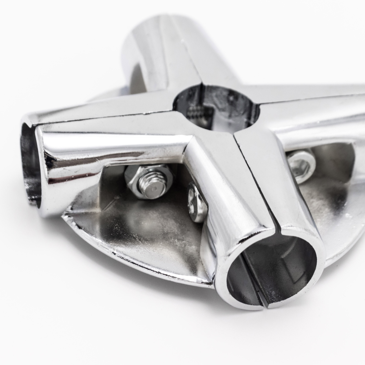 zazhim-dlya-trub-v-6-ti-napravleniyakh-s-4-polkami-d-25mm-khrom-2