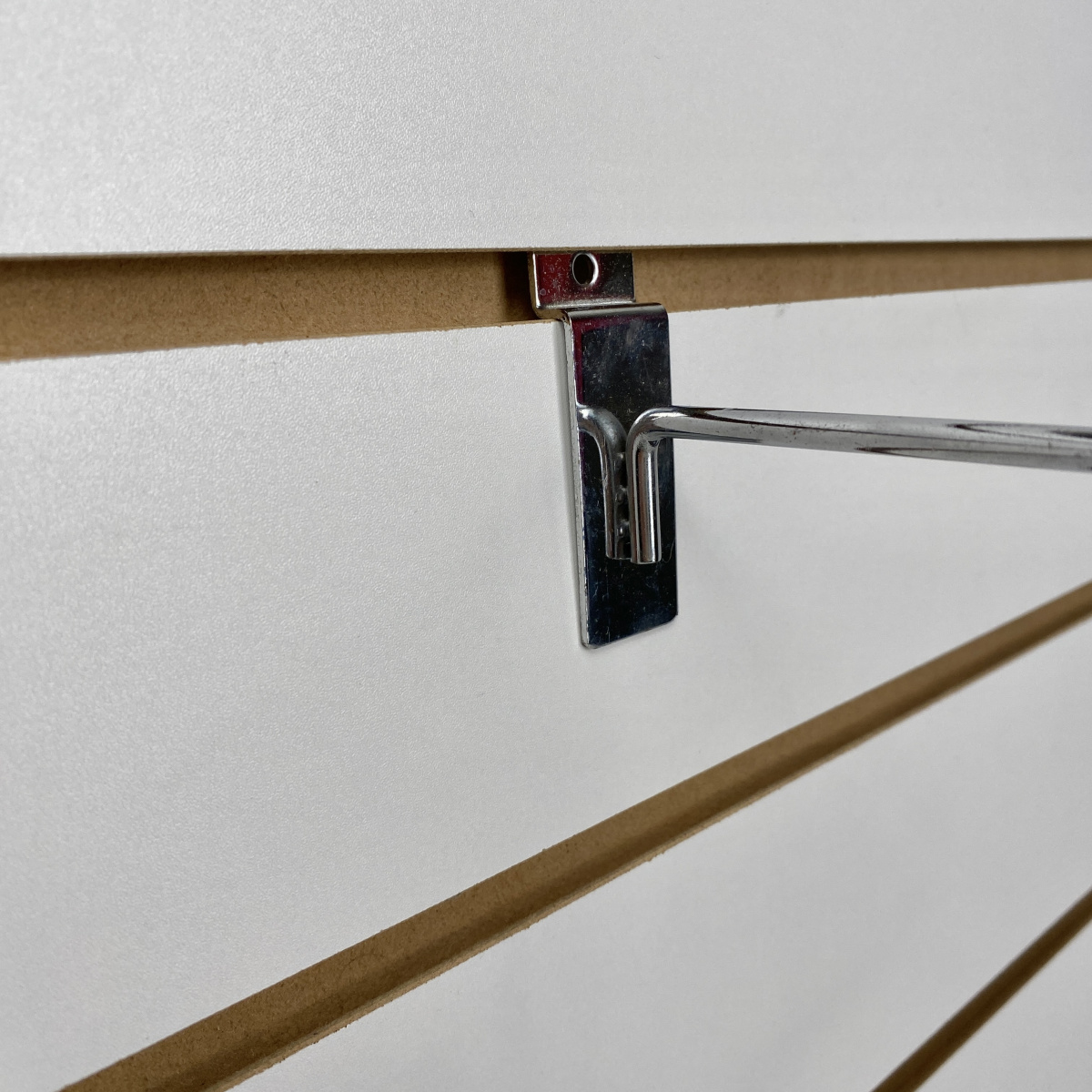 vrashchayushchayasya-veshalka-karusel-na-ekonompanel-khrom-1